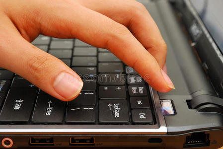 用手指按下笔记本电脑上的电源按钮