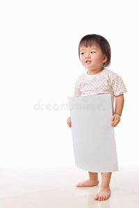 拿着白纸的亚洲女幼儿图片