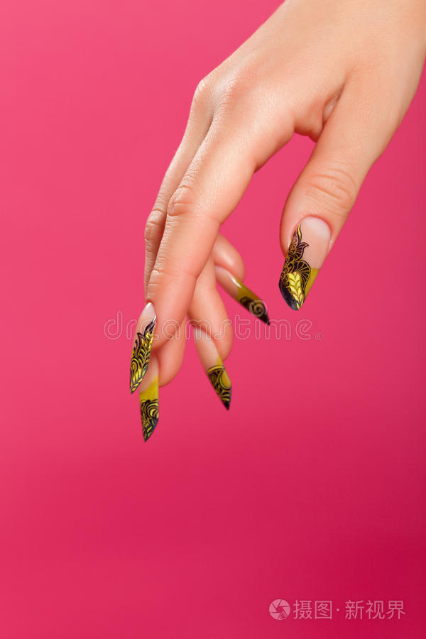 手指甲漂亮的人的手指