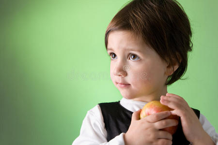 抱着苹果的可爱小女孩