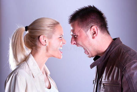 情侣女男人面对面剪影已婚夫妇面对面坐在湖边海滩戴着耳机的商务人士