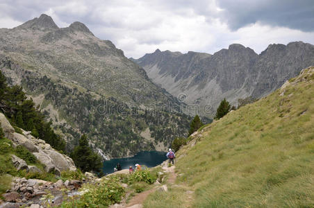 夏天 全景 天空 场景 小山 反射 风景 地平线 环境 人行道