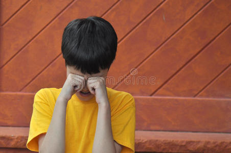 流眼泪流眼泪的男孩照片