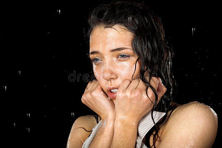 淋雨的伤感美女淋雨的女孩照片