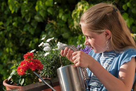 浇花的女孩照片