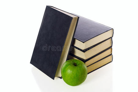 一堆书和青苹果