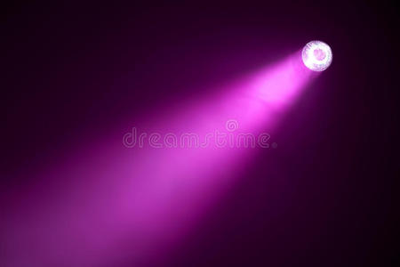 工作室背景观念-抽象的空的光梯度紫色的背景为紫光三角形,淡紫色抽象