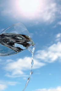 阳光明媚的天空下的一杯水