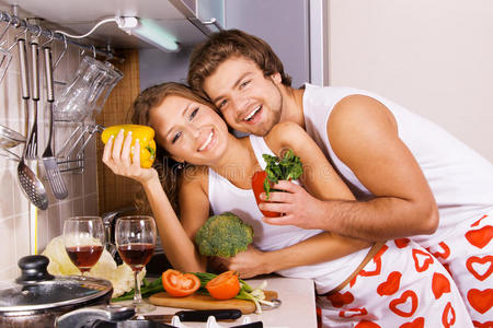 厨房里的年轻浪漫夫妇