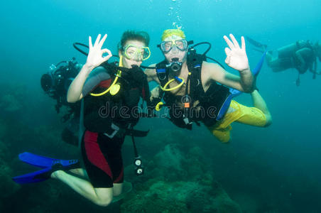 两名潜水员在潜水
