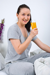 快乐女人喝橙汁