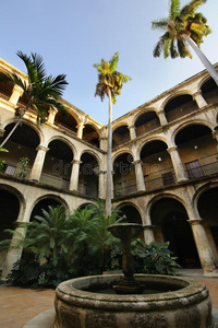 老哈瓦那的古巴庭院和喷泉