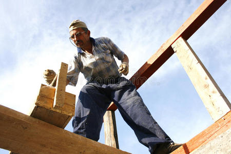 木匠用钉子和木箱工作