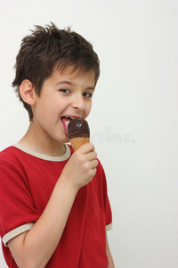 一个男孩舔冰淇淋
