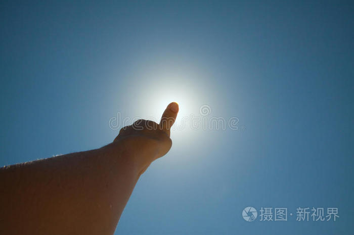 手遮太阳照片图片