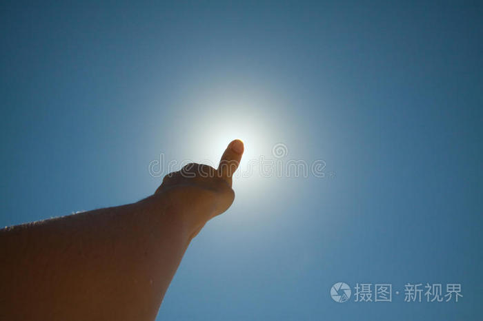 手指遮住太阳照片-正版商用图片0jg1ld-摄图新视界