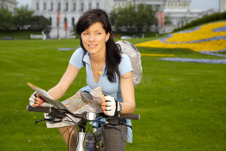 城市地图上的女自行车手图片