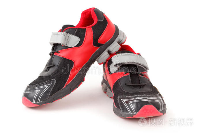 一双运动鞋，黑色和红色