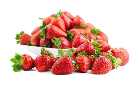 白色背景上的草莓。