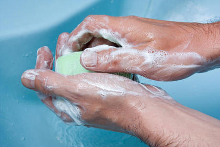 的女人洗澡时用洗发水泡沫洗头的女人蓝色液体洗手肥皂在塑料瓶中洗肥
