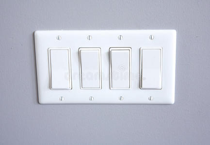 蓝色墙壁上的灯开关照片