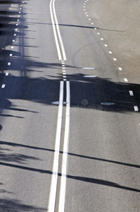 带有道路标记的道路碎片图片