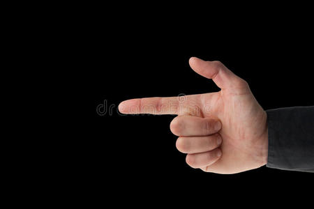 高加索男性手在黑色上做枪标志照片