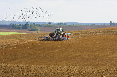 农用拖拉机在农田上的耕作