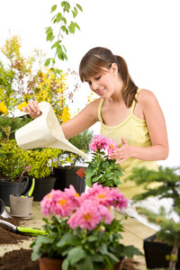 园艺带水壶和花的女人