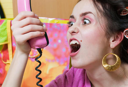 女孩用粉红色的电话喊叫