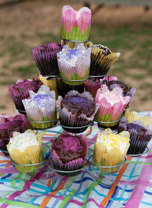 什锦的蛋糕上显示一层托盘上的花托蛋糕照片