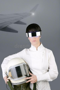 未来太空船宇航员头盔女人