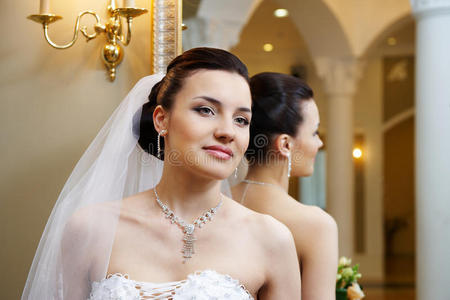 婚礼宫镜子旁的美丽新娘