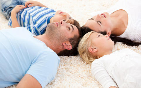 幸福的一家人一起躺在地板上图片