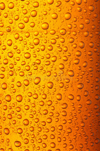 橙黄色啤酒液滴