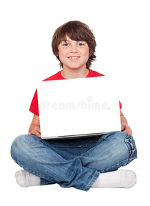 可爱的小男孩坐在笔记本电脑前