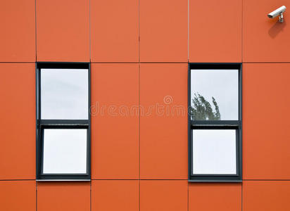 橙色的铝板立面。