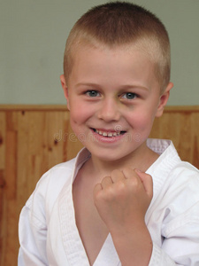 微笑的跆拳道男孩图片