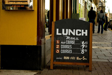 人行道咖啡厅菜单板上写着午餐时间