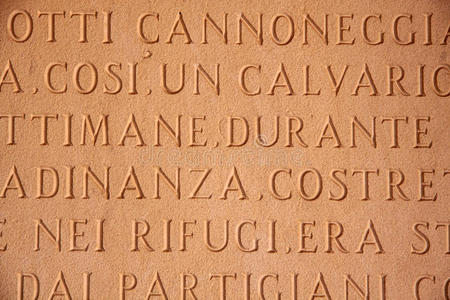 石碑上的意大利文字图片