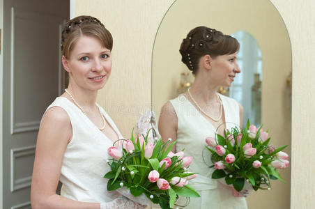 年轻女子镜子旁边的新娘