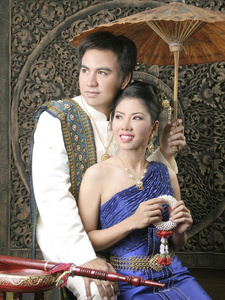 泰国男人和女人穿着丝绸衣服