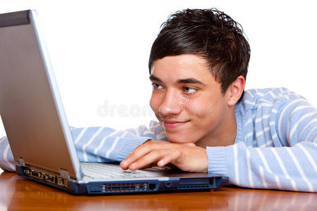 年轻男学生在笔记本电脑上打字和学习