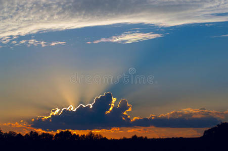 云后太阳光束图片