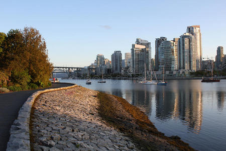 温哥华false creek海堤景观