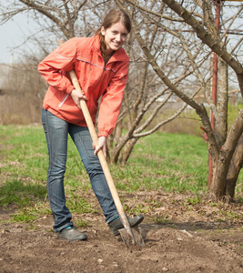 用铲子干活的女人照片