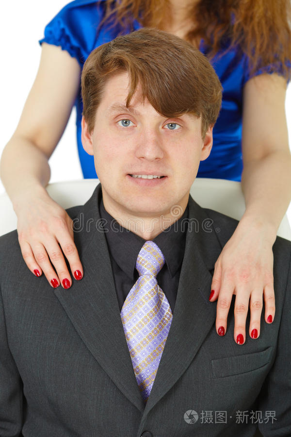 女人的手搭在男人的肩膀上