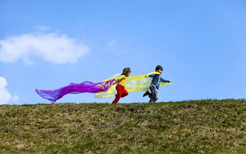 快乐的孩子们自由奔跑照片