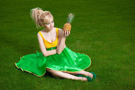 坐在草坪上的菠萝姑娘