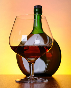白兰地酒瓶和玻璃杯图片